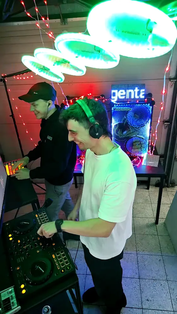 Thor og Aleksander bag DJ-pulten under et lysshow af SOUNDGLOW-ringe