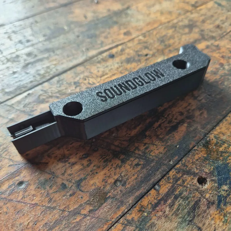 3D-printet styreenhedskasse monteret hvor Soundboks-logoet sad