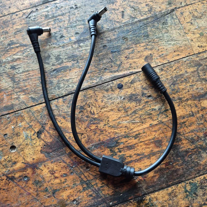 Y-kabel der splitter strøm fra Soundboksens batteri