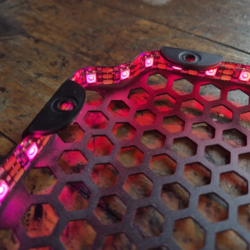 LED-strip tændt langs grillens kant på Soundboksen