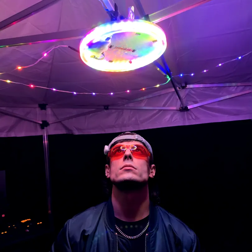 Party UFO hængt op i campen med lyskæden trukket ud under teltdugen