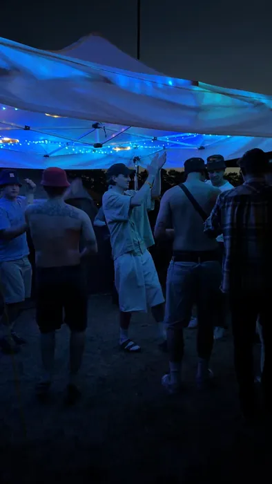 Festivaltelt badet i lys