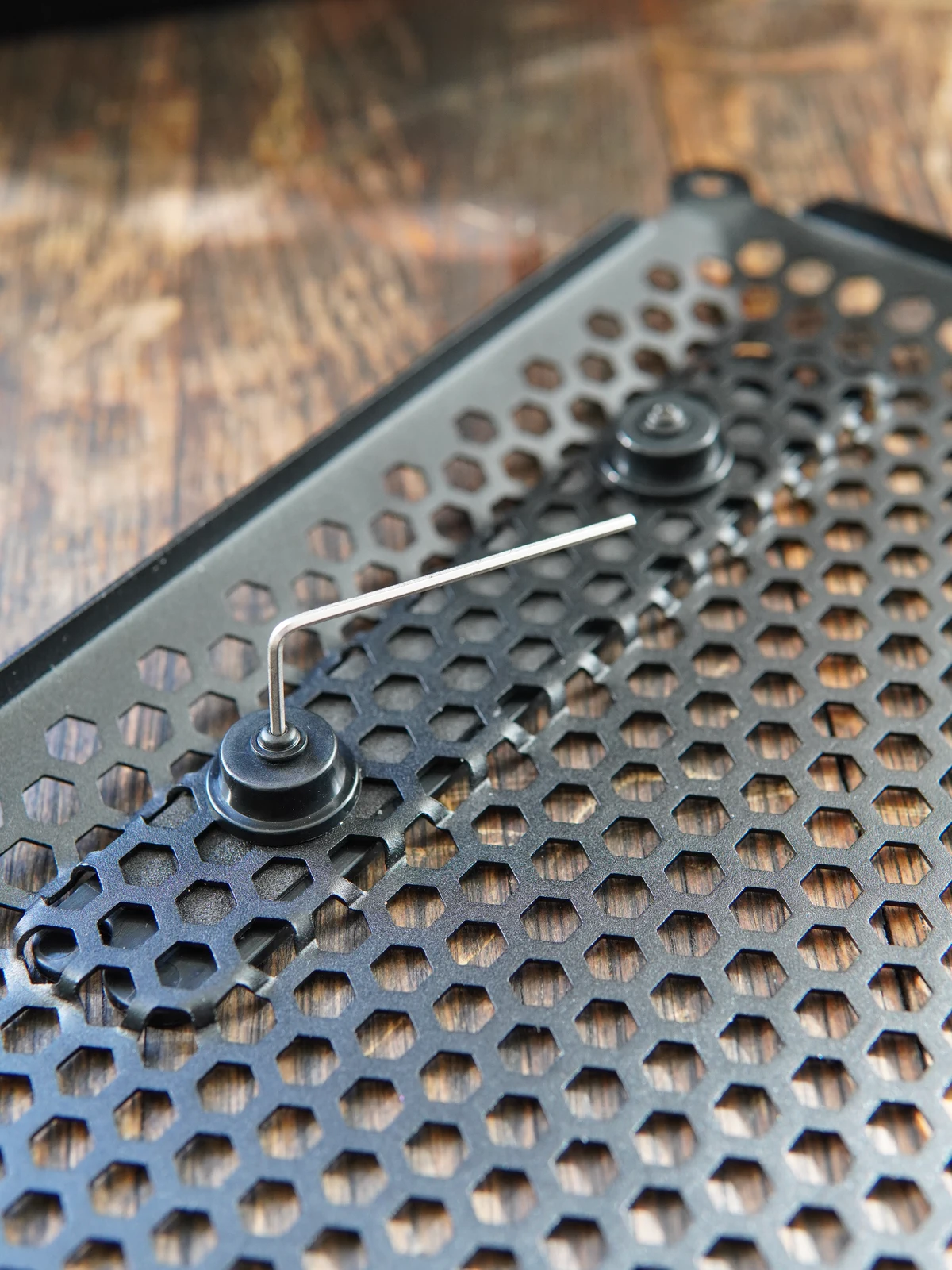 Trin 3 — skru logoet af grillen