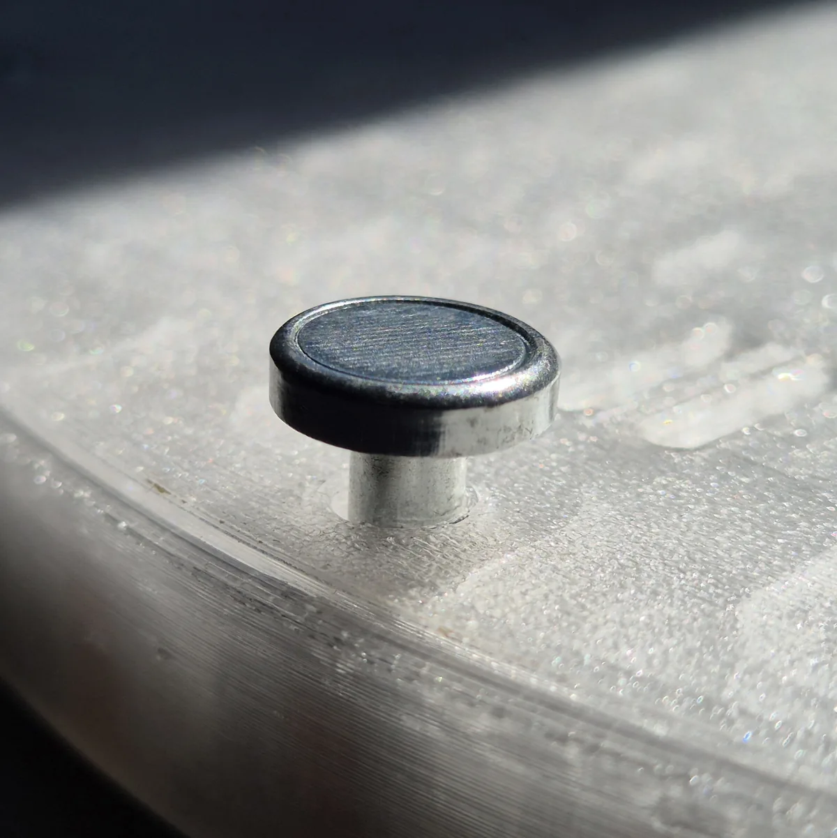 Magneter skruet i M4-gevindene på undersiden af Party UFO
